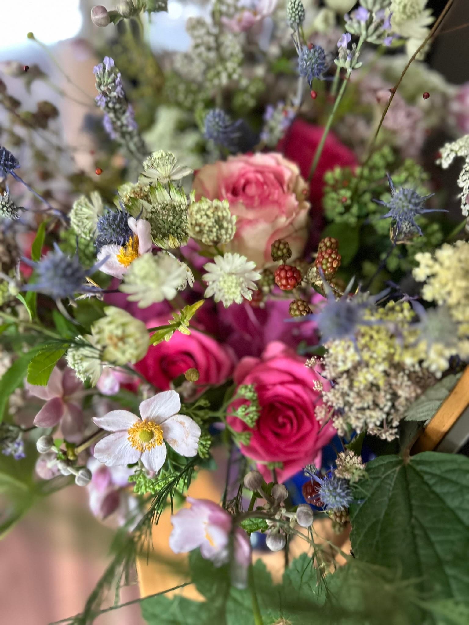 Composition florale de fleurs rose et blanche